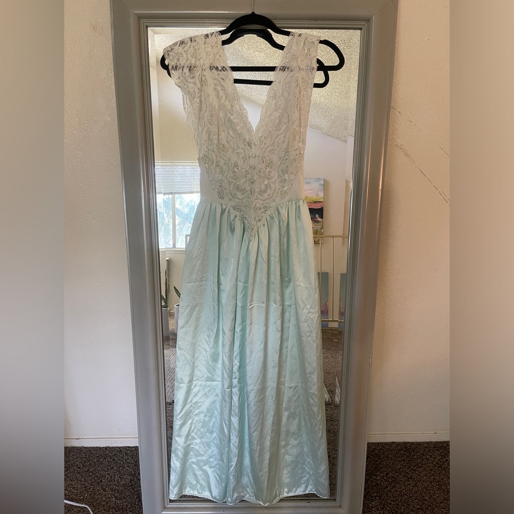 Elegant Lace Trim Satin Nightgown ✨🪞